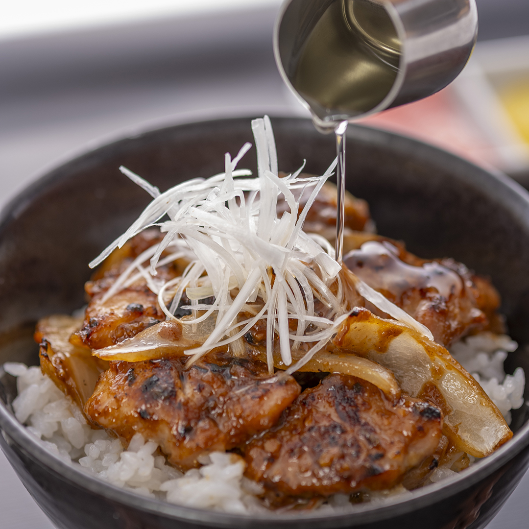 青森県産『桜姫鶏』の焦がし味噌チキン丼
