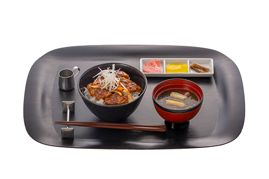 青森県産『桜姫鶏』の焦がし味噌チキン丼